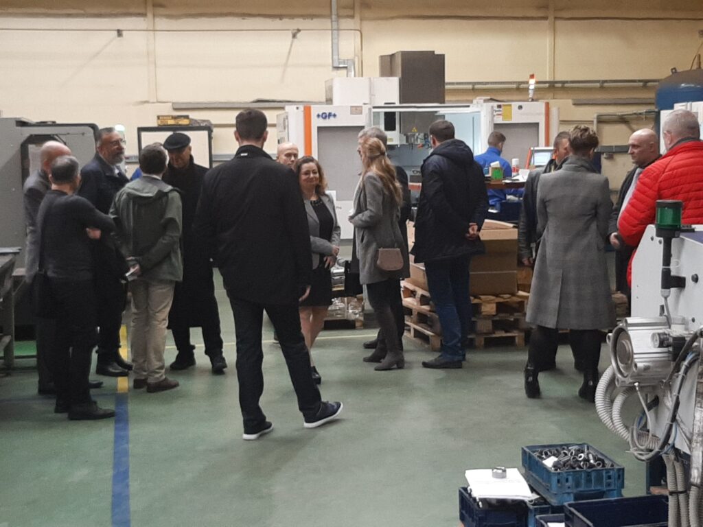 Delegacja zagranicznych przedsiębiorców podczas wizyty w zakładzie metalowym w regionie świętokrzyskim