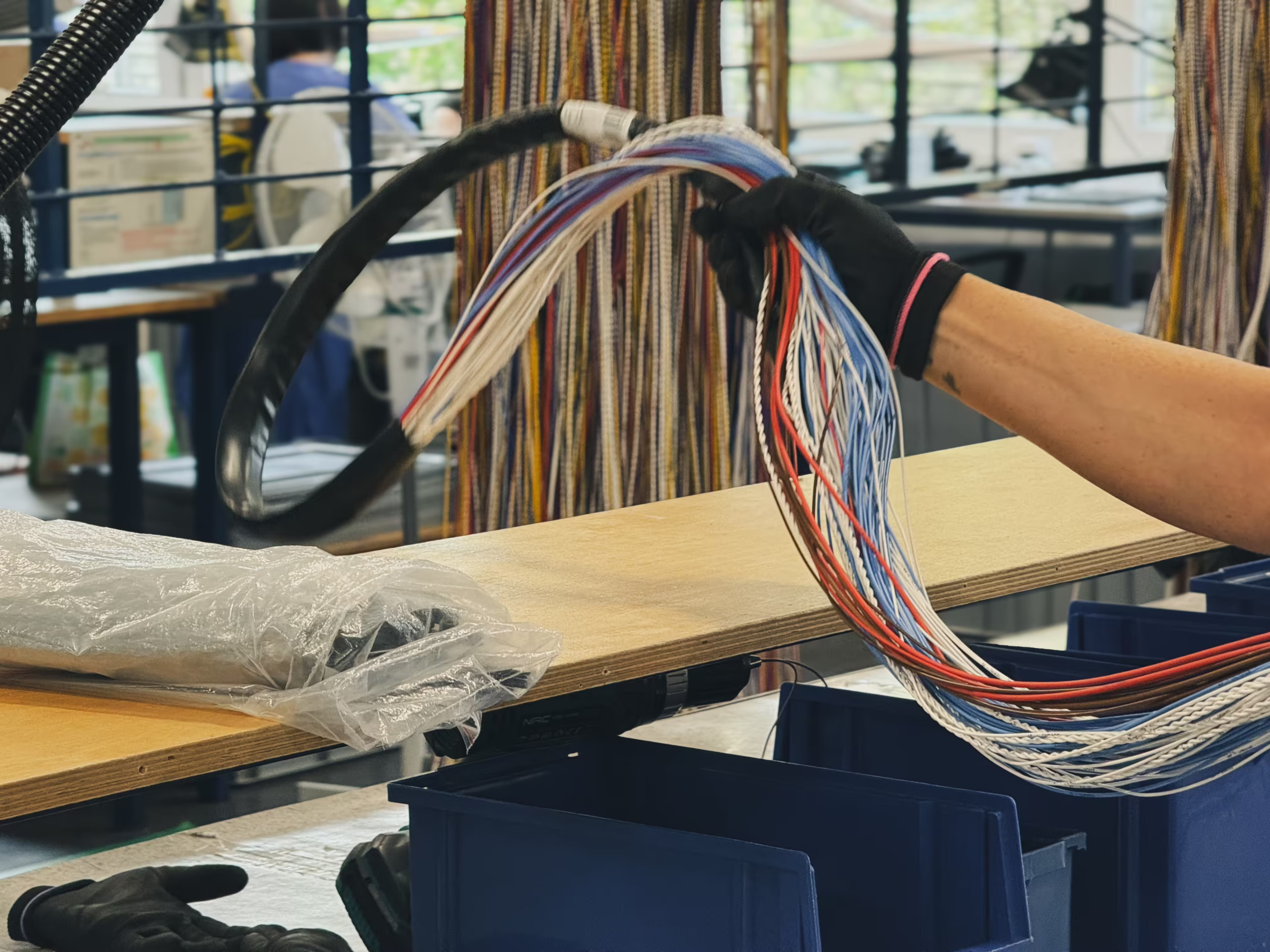 Montaż wiązek elektrycznych przy stołach montażowych w Starpol