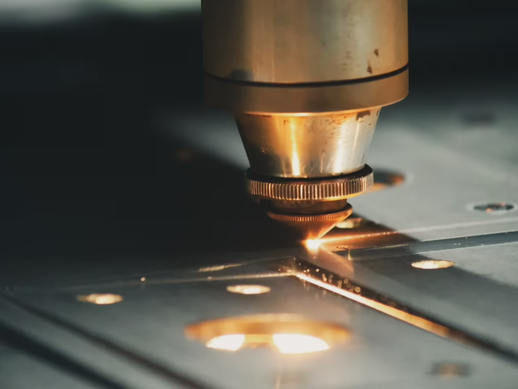 cięcie laserowe metalu CNC w firmie STARPOL producent wiązek elektrycznych i elementów metalowych