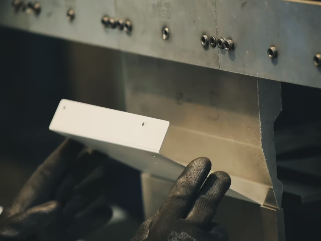 Gięcie, walcowanie i tłoczenie blach w Starpol – prasy krawędziowe do 3 m oraz tłoczenie do 200 ton