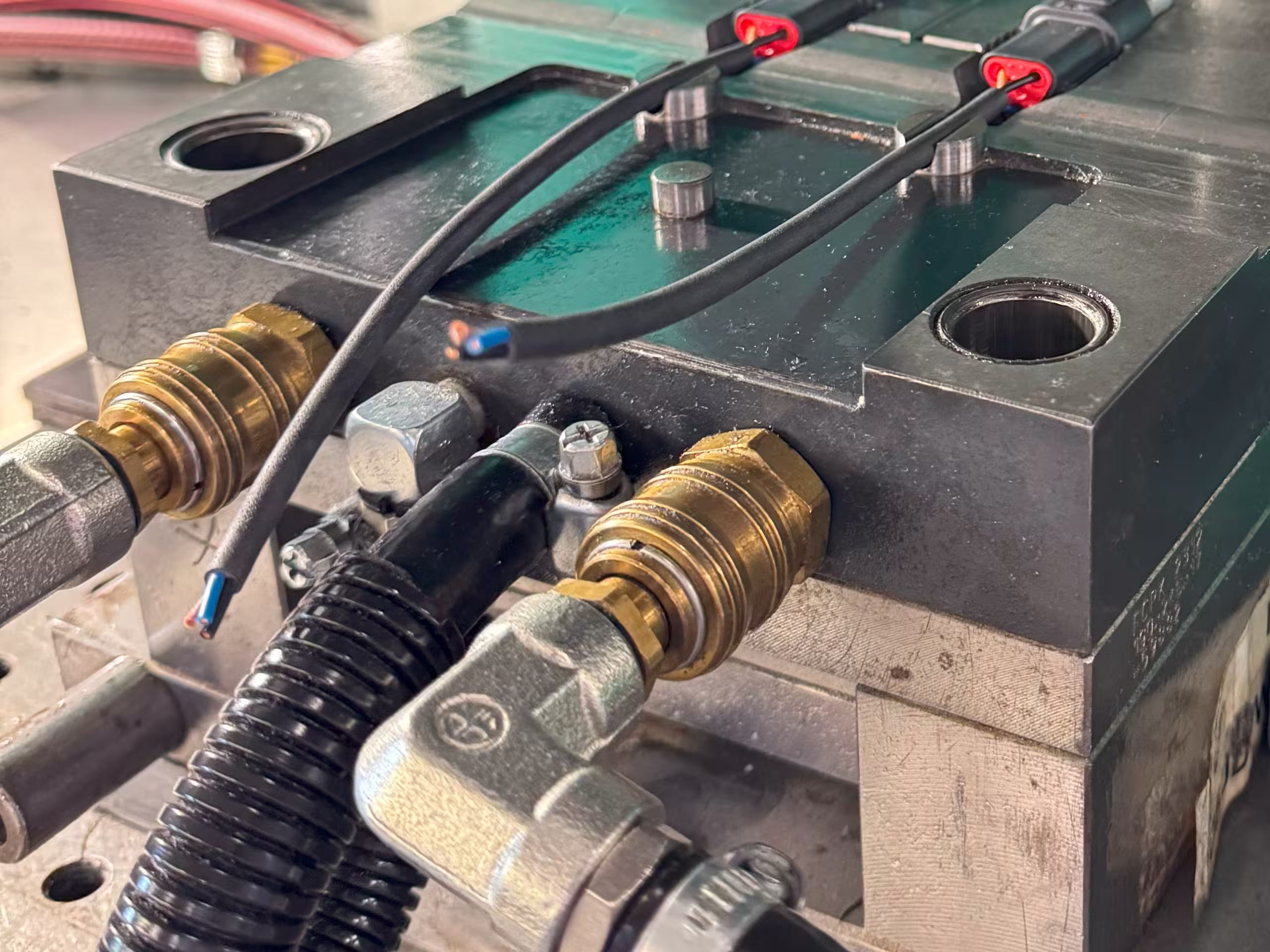 Wtrysk plastiku na klemy akumulatora – produkcja elementów elektrycznych w Starpol