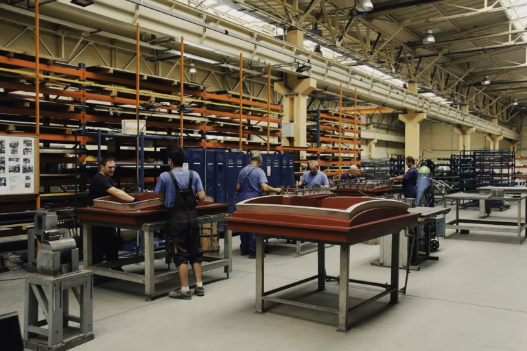 pracownicy na hali produkcyjnej starpol