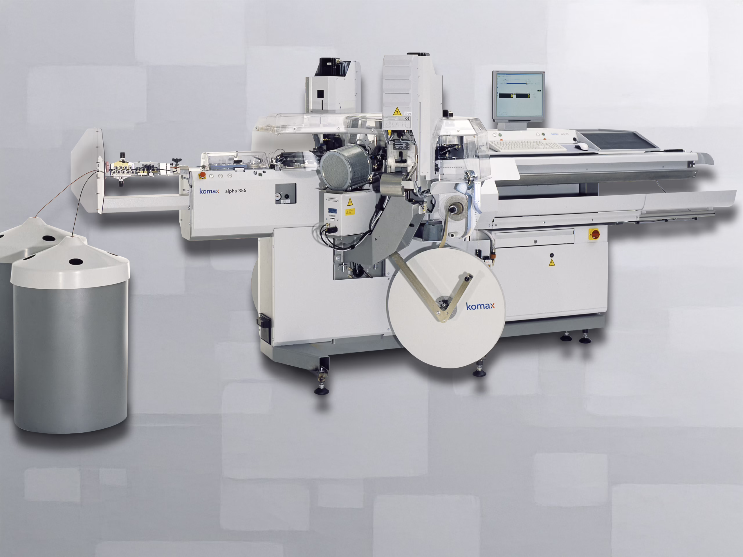 Komax Alpha 355 – precyzyjny automat do cięcia i obróbki przewodów