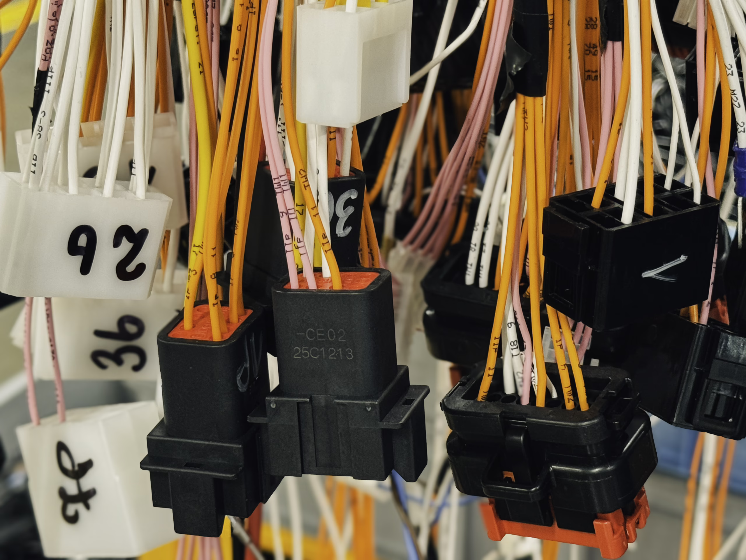 Oznaczone przewody w wiązce elektrycznej z nadrukiem i oznacznikami termokurczliwymi – proces produkcji STARPOL