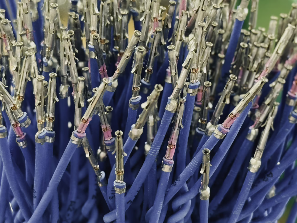 Prasy i urządzenia do zakuwania końcówek przewodów w Starpol