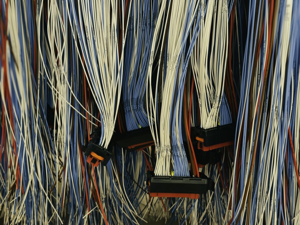 STARPOL realizuje produkcję wiązek elektrycznych i komponentów metalowych. Poznaj procesy CNC, spawanie, kontrolę jakości i produkcję B2B.