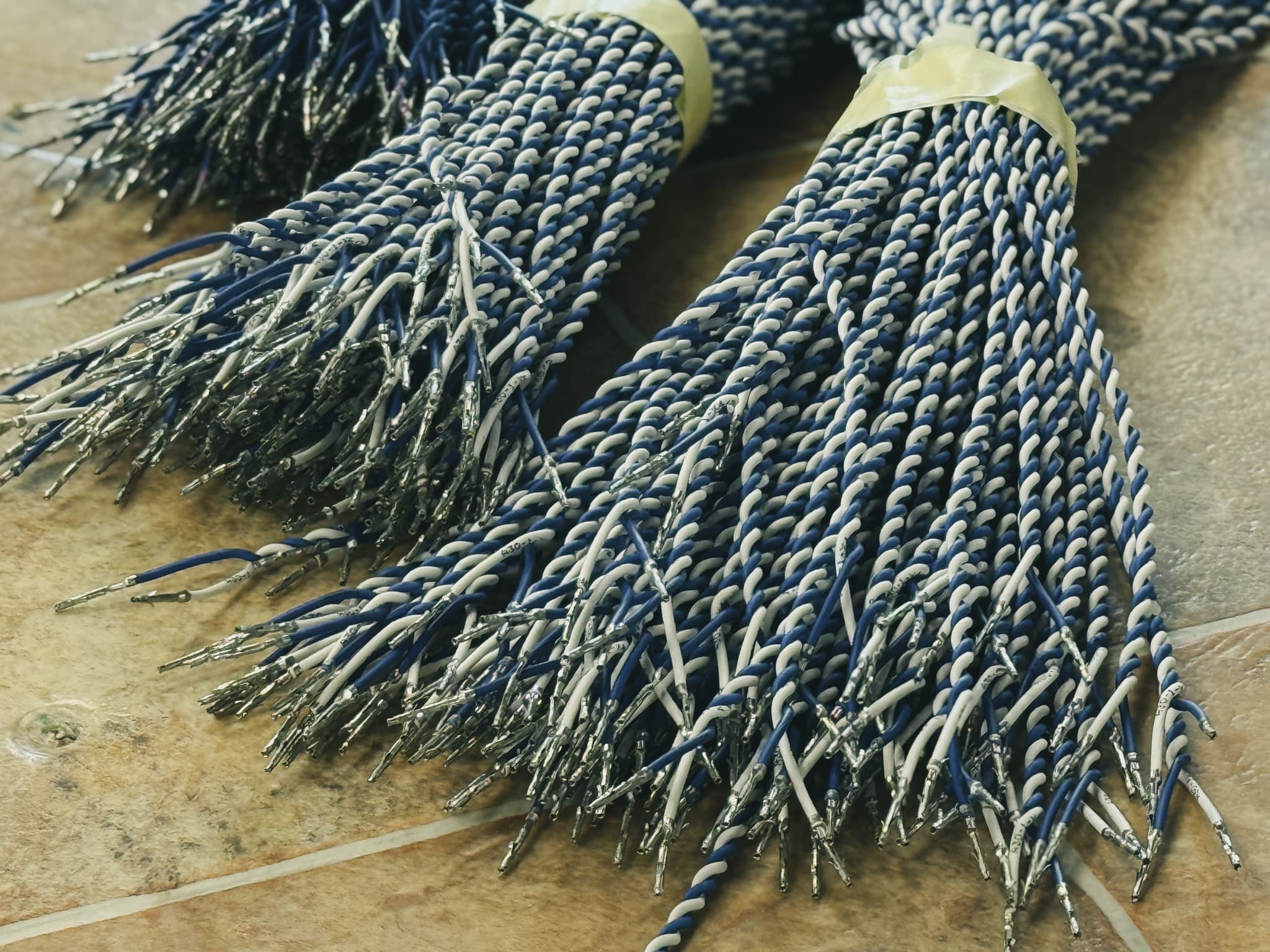 Proces produkcji wiązek elektrycznych w zakładzie STARPOL – hala montażowa, stanowiska operatorów i linie technologiczne