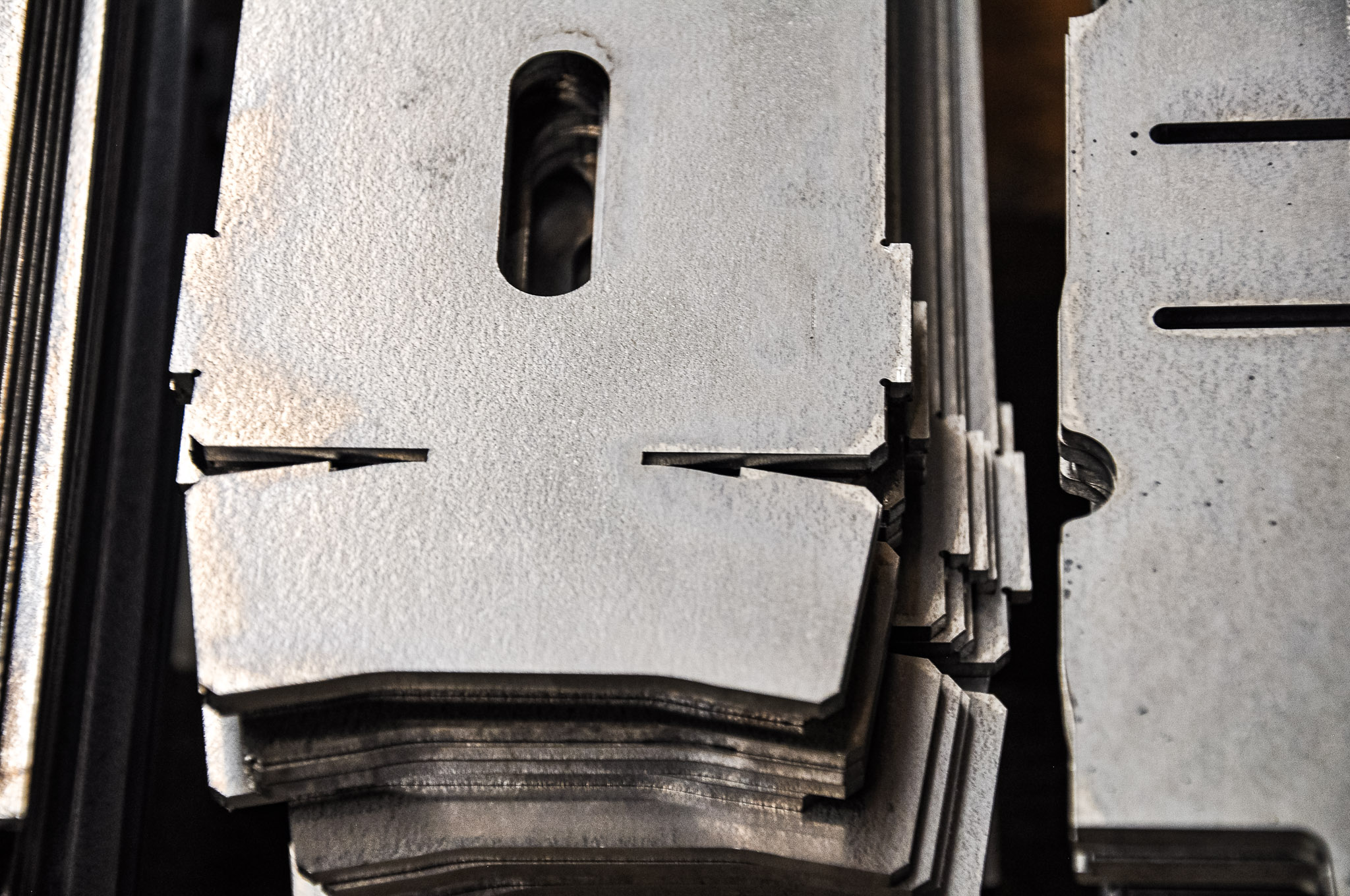 Komponent metalowy po cięciu laserowym realizowany w większych partiach