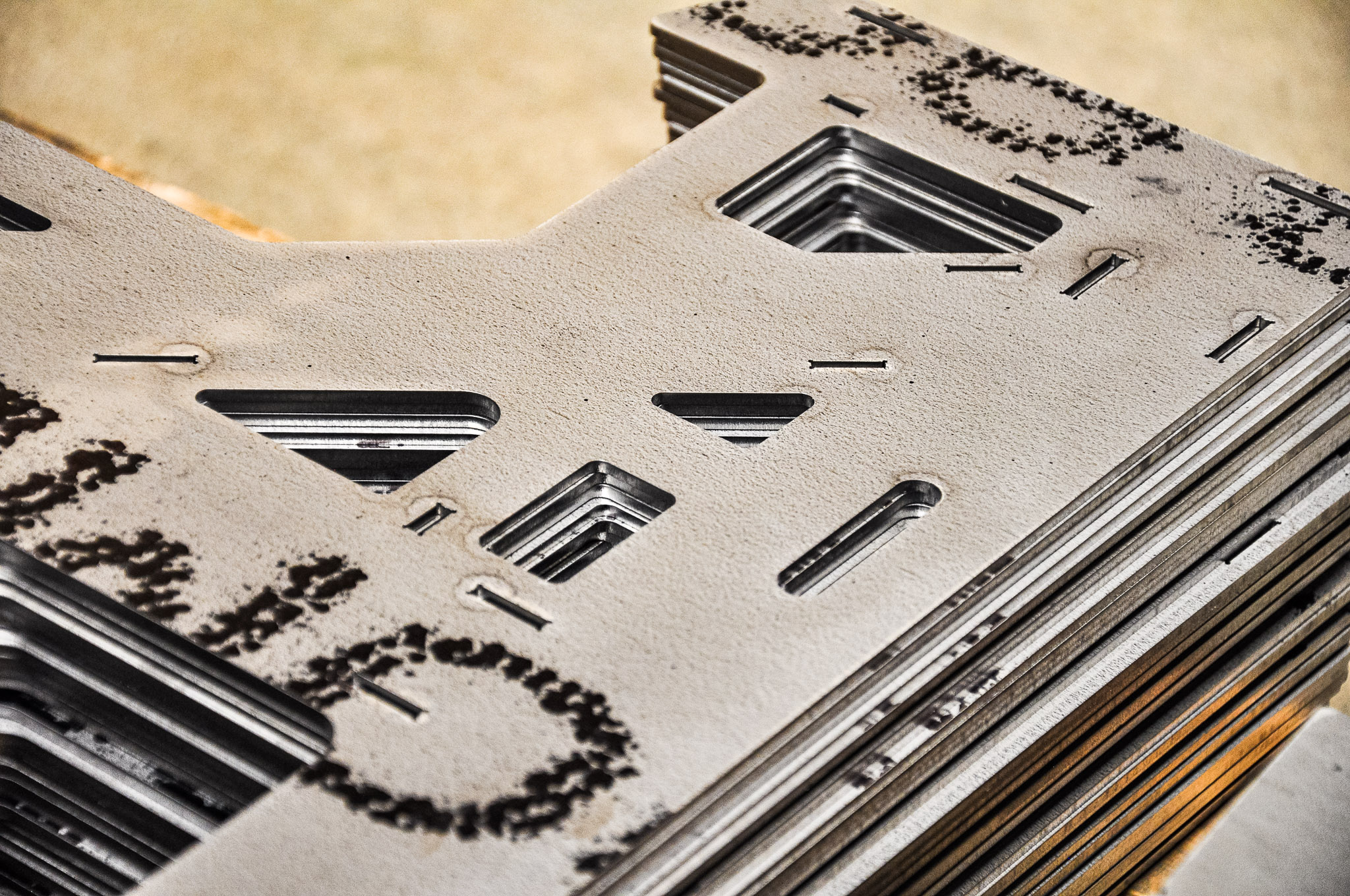 Proces wycinania detali metalowych w STARPOL