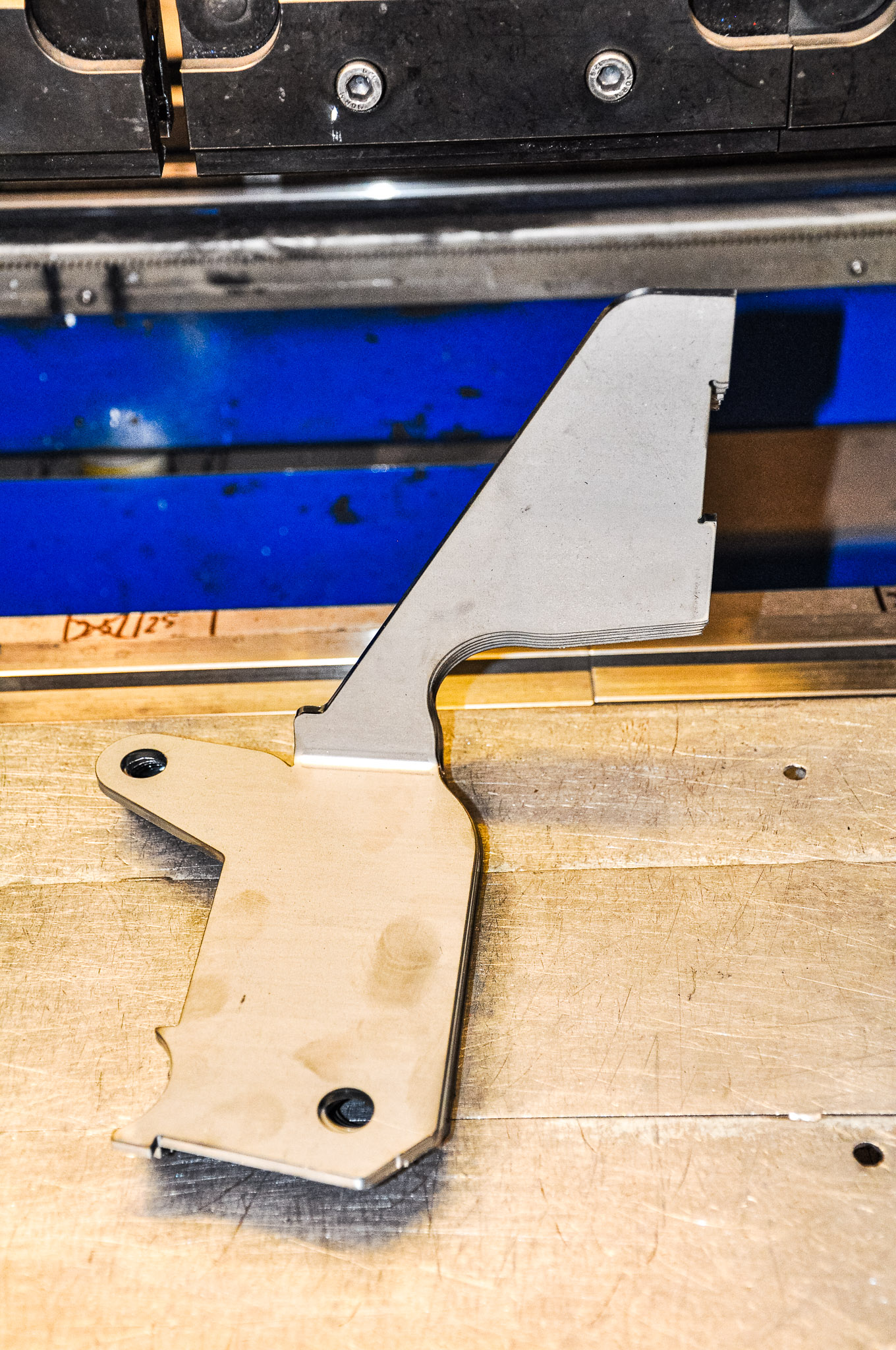 Detal po gięciu blach CNC w STARPOL