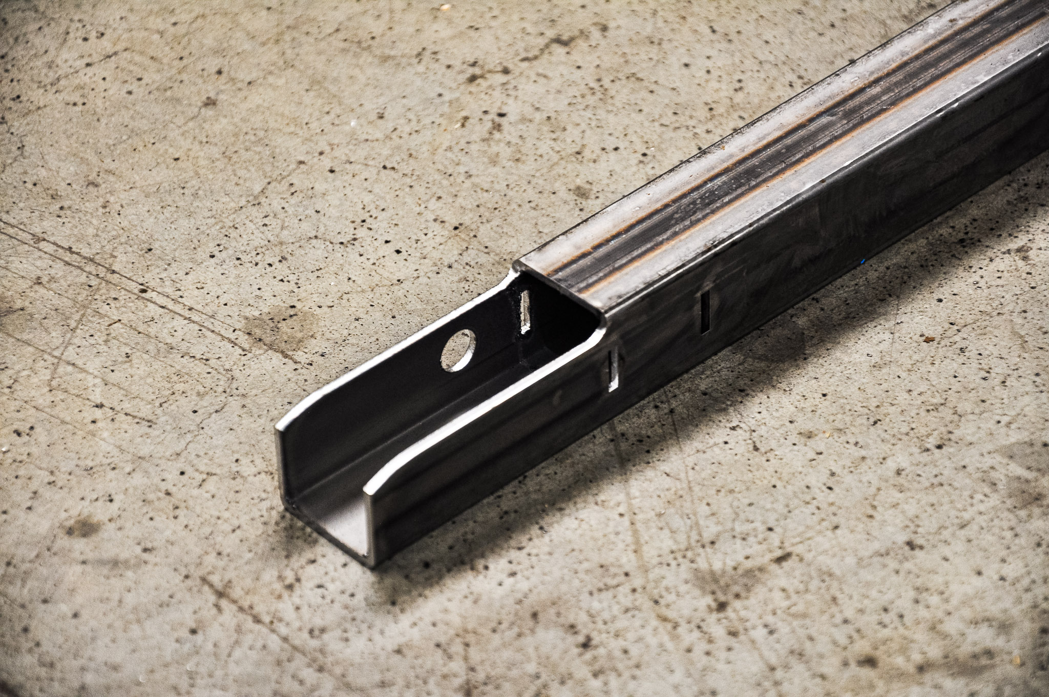 Komponent metalowy przygotowany do dalszego zastosowania w branży transportowej