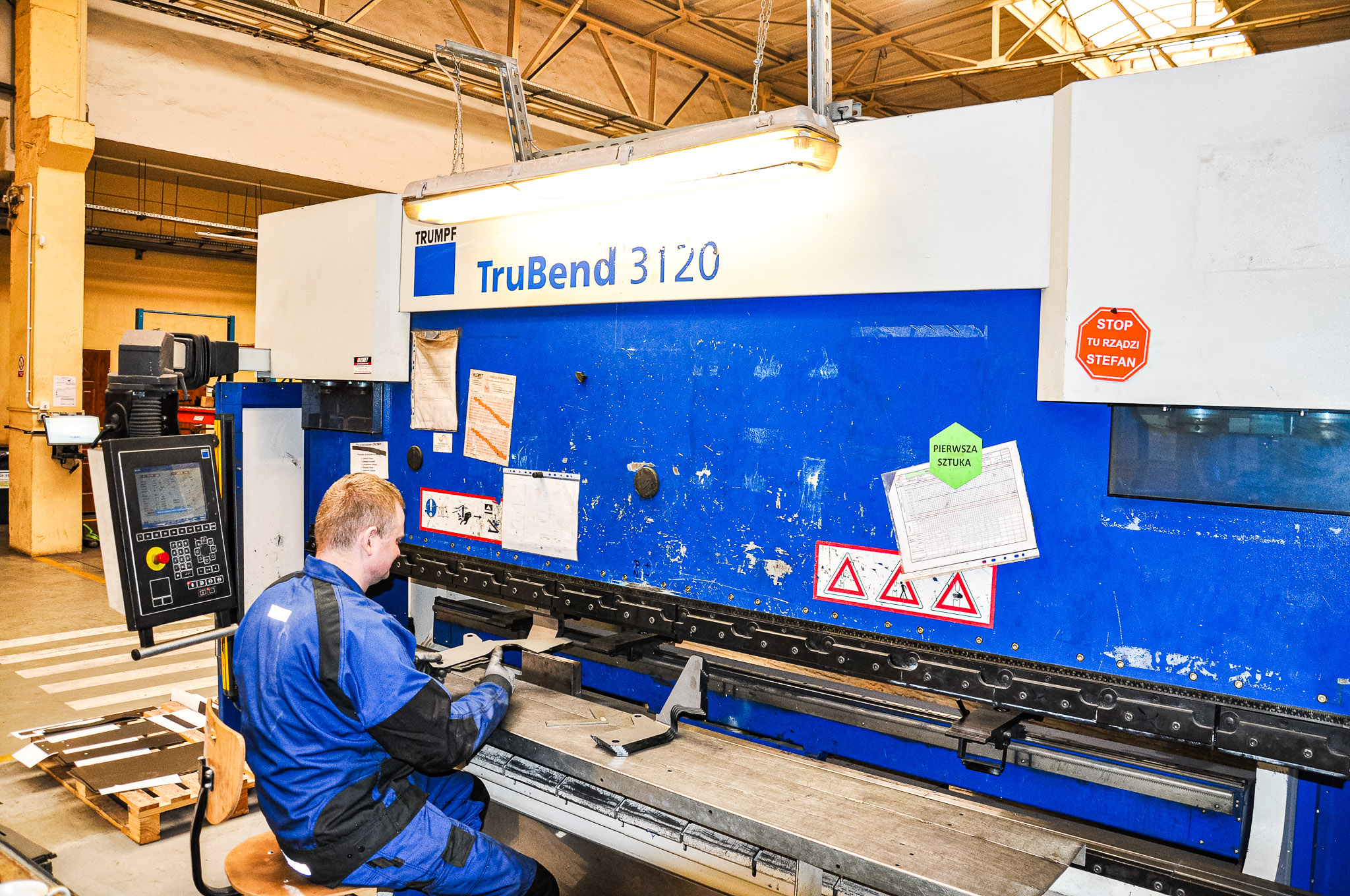 Gięcie blach CNC na prasie krawędziowej w zakładzie STARPOL