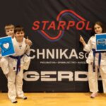 Dzieci w strojach karate z logo Starpol podczas Bushi-Do Cup 2026 w Starachowicach