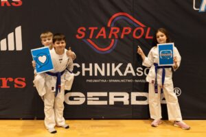 Dzieci w strojach karate z logo Starpol podczas Bushi-Do Cup 2026 w Starachowicach